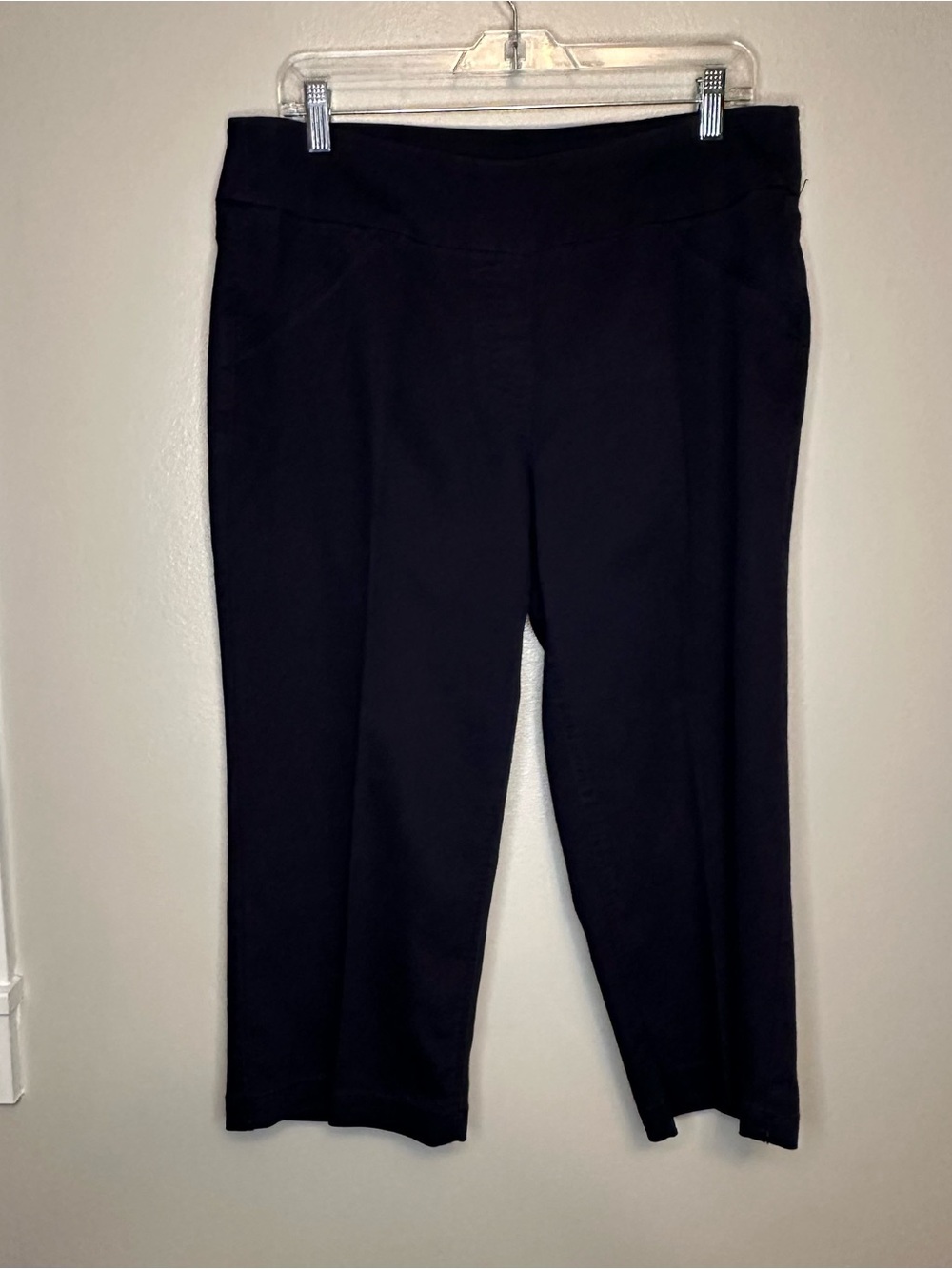Women’s Dark Blue Pull-On Capri Pants